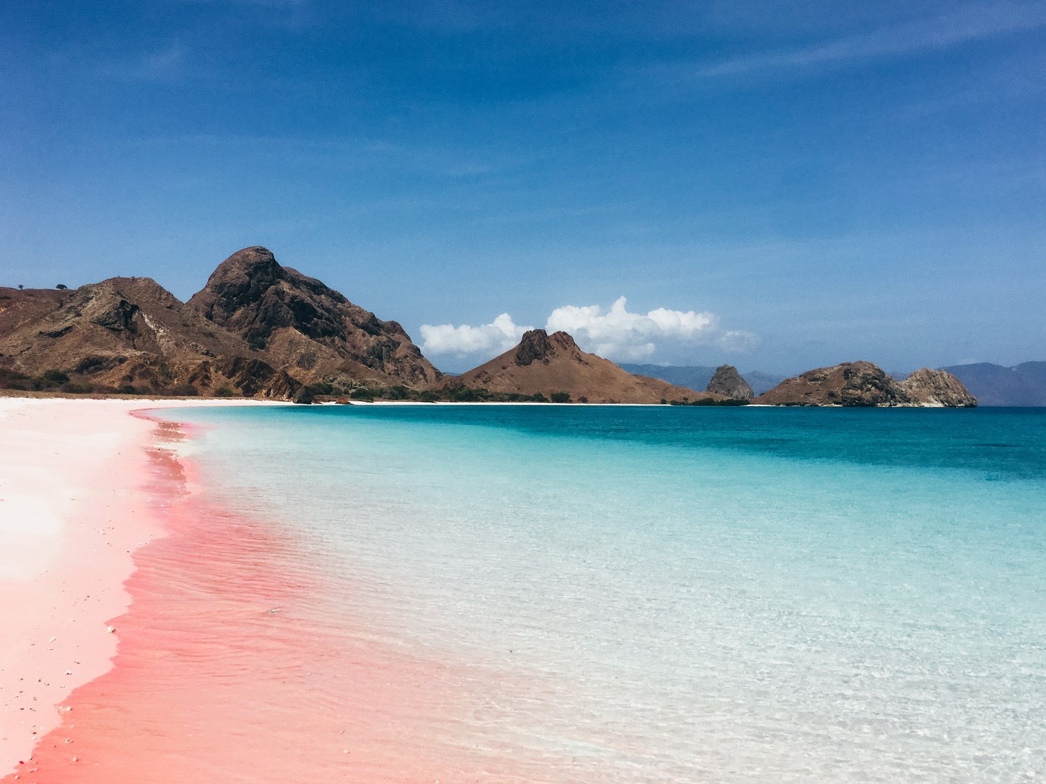 sailing to pink beach